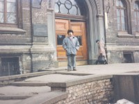 Ефим Гаммер возле Латвийского университета, Рига, 1992